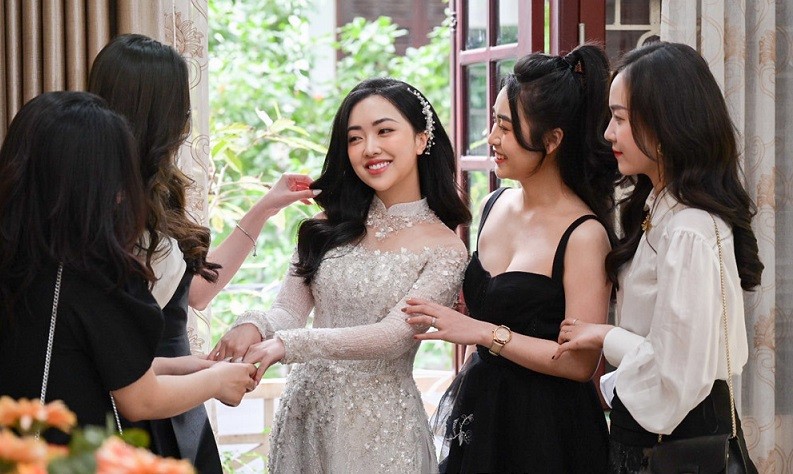 Bạn gái tiền đạo Hà Đức Chinh xinh lung linh trong lễ ăn hỏi