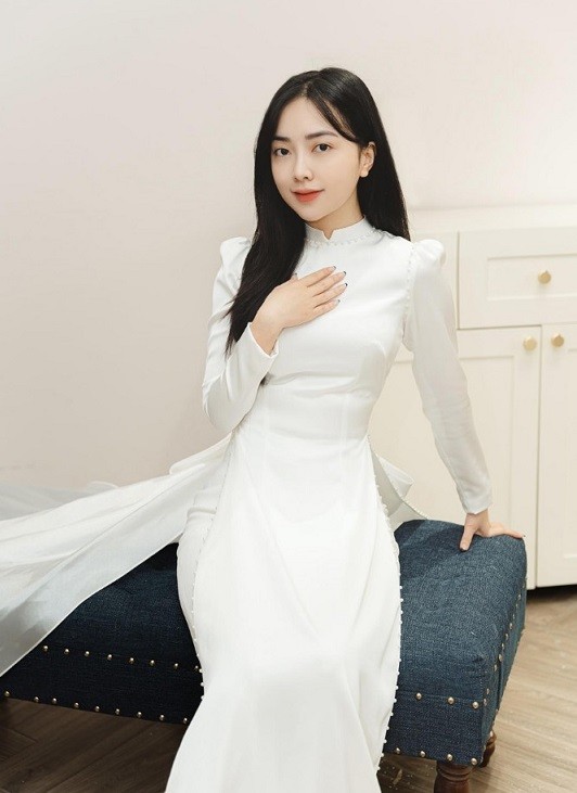 Bạn gái tiền đạo Hà Đức Chinh xinh lung linh trong lễ ăn hỏi