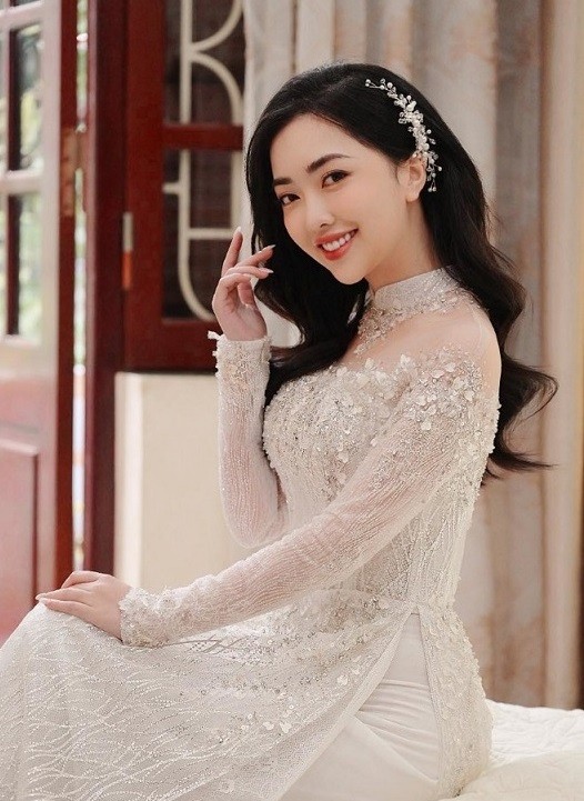 Bạn gái tiền đạo Hà Đức Chinh xinh lung linh trong lễ ăn hỏi