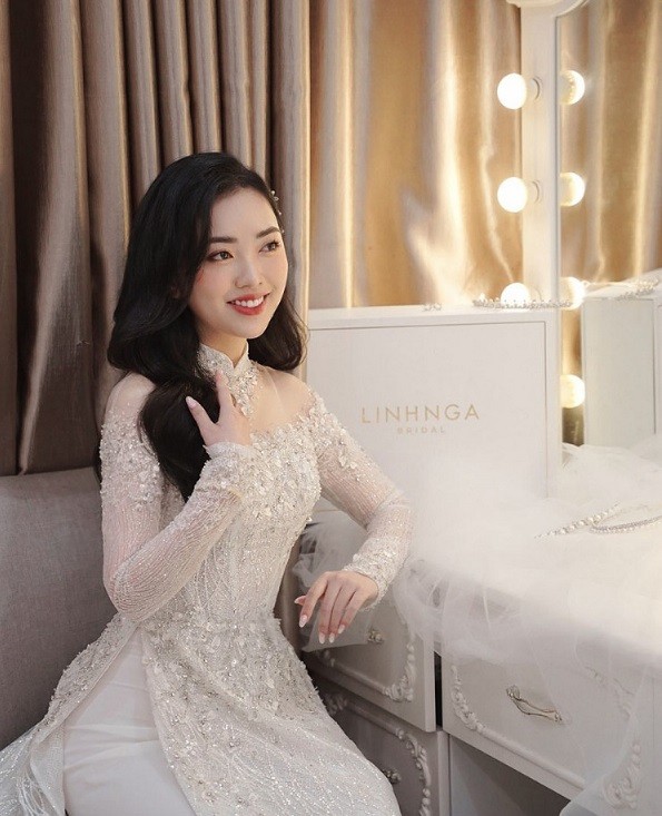 Bạn gái tiền đạo Hà Đức Chinh xinh lung linh trong lễ ăn hỏi