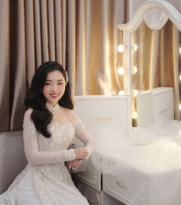 Bạn gái tiền đạo Hà Đức Chinh xinh lung linh trong lễ ăn hỏi