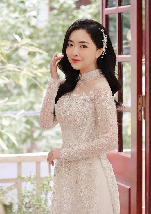 Bạn gái tiền đạo Hà Đức Chinh xinh lung linh trong lễ ăn hỏi