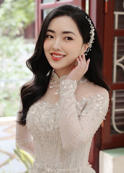 Bạn gái tiền đạo Hà Đức Chinh xinh lung linh trong lễ ăn hỏi