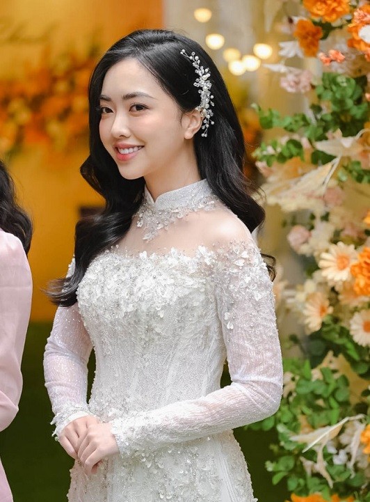 Bạn gái tiền đạo Hà Đức Chinh xinh lung linh trong lễ ăn hỏi