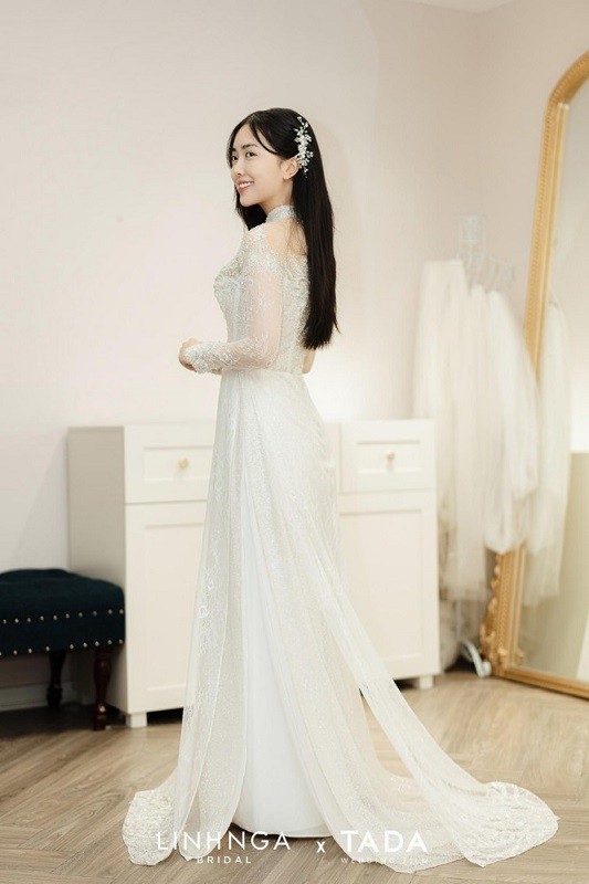 Bạn gái tiền đạo Hà Đức Chinh xinh lung linh trong lễ ăn hỏi