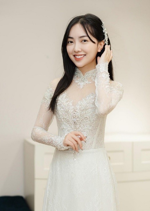 Bạn gái tiền đạo Hà Đức Chinh xinh lung linh trong lễ ăn hỏi