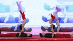 Con trai Quốc Cơ - Quốc Nghiệp đứng vững trên tay bố, phá kỷ lục Việt Nam