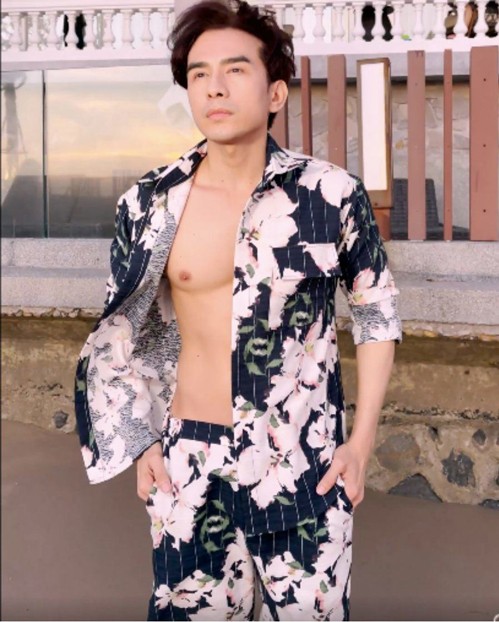 Phong cách trang phục như đôi mươi của nam ca sĩ Đan Trường Phong cách trang phục như đôi mươi của nam ca sĩ Đan Trường