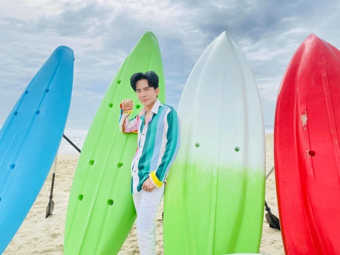 Đan Trường chuộng sơ mi dáng đơn dáng nhưng nổi bật nhờ gam màu và hoa văn tông màu nóng. Đan Trường chuộng sơ mi dáng đơn dáng nhưng nổi bật nhờ gam màu và hoa văn tông màu nóng.