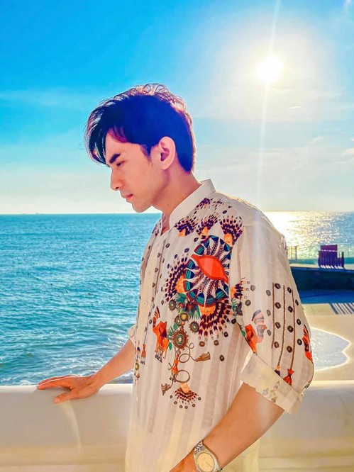 Phong cách trang phục như đôi mươi của nam ca sĩ Đan Trường Phong cách trang phục như đôi mươi của nam ca sĩ Đan Trường