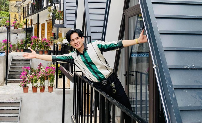 Phong cách trang phục như đôi mươi của nam ca sĩ Đan Trường Phong cách trang phục như đôi mươi của nam ca sĩ Đan Trường