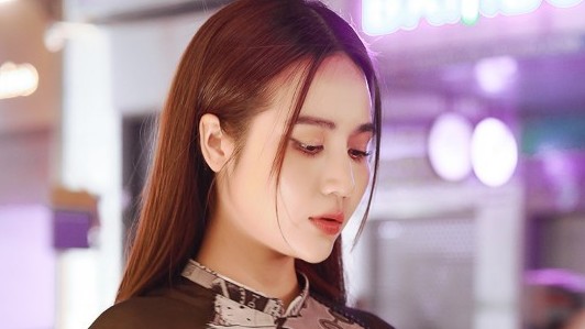 Hai diễn viên Thương ngày nắng về làm mẫu áo dài họa tiết tri ân y, bác sĩ