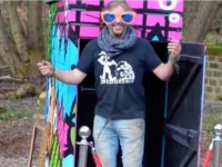 can canh chiec dien thoai nho nhat the gioi