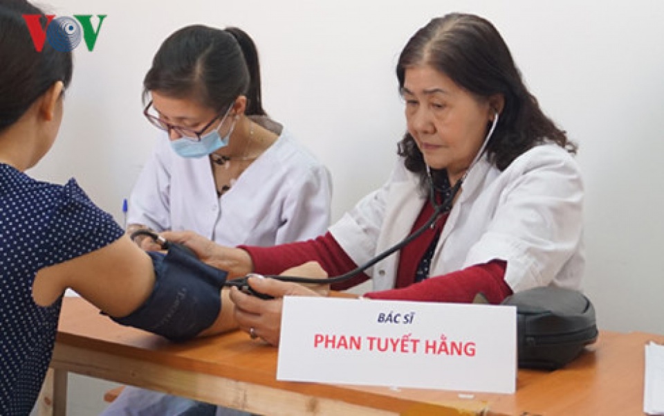 huong ung thang thanh nien nhom bac si tre nguoi viet kham tu thien cho cong nhan viet o nga