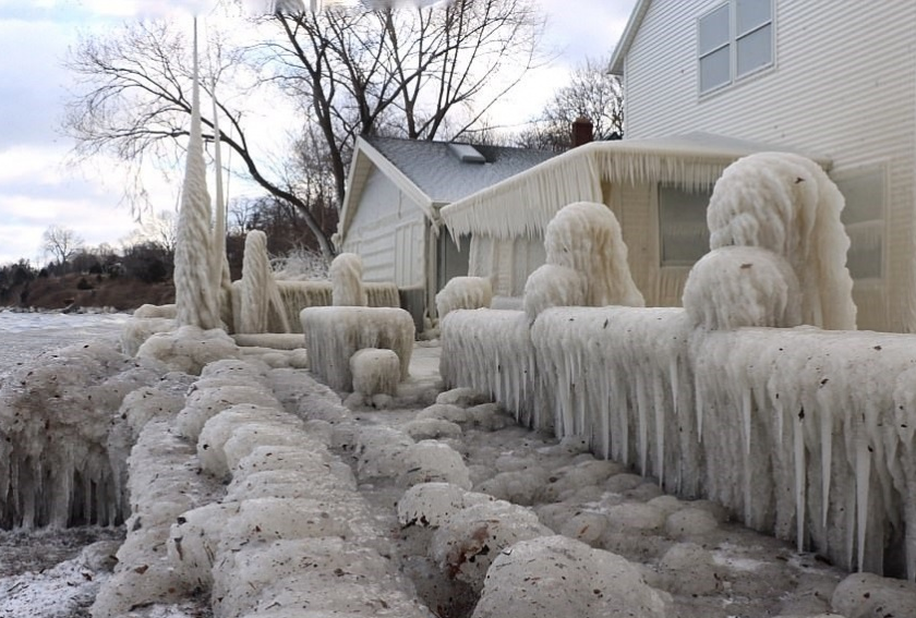 Lạ lùng ngôi nhà bị phủ băng trắng xóa như trong cổ tích