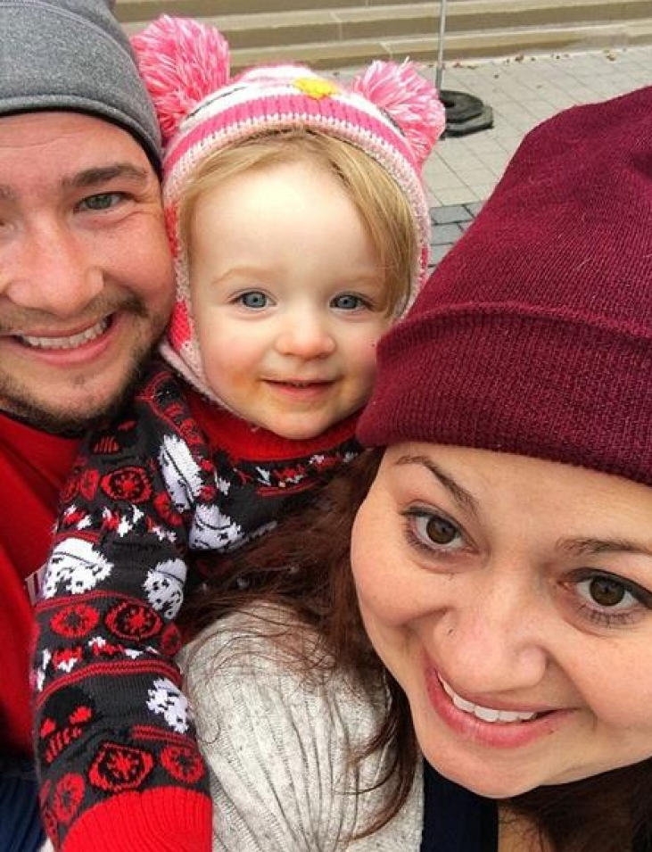 Người đàn ông chuyển giới sinh con hộ vợ