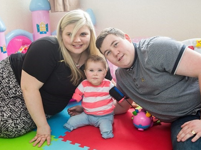 Những bước đi đầu tiên của bé gái mất chân tay do viêm màng não