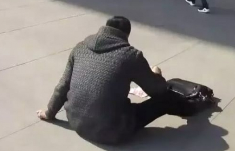 Trung Quốc: Thoát chết hy hữu nhờ quăng tiền ra đường