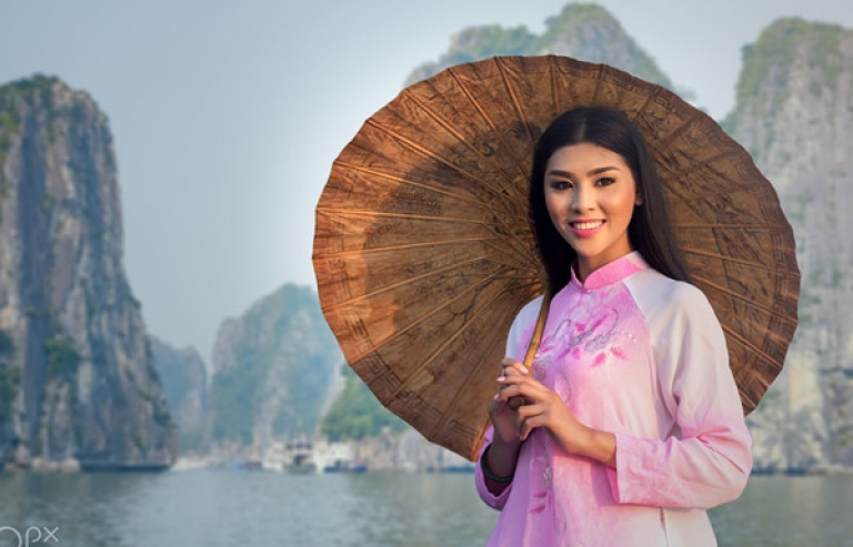 Ấn tượng đêm thơ - nhạc tại Czech tôn vinh phụ nữ và áo dài Việt