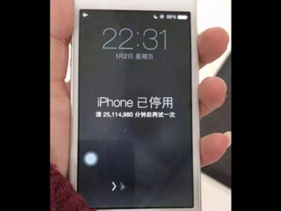 Con trai nghịch khiến iPhone của mẹ bị khóa đến 47 năm