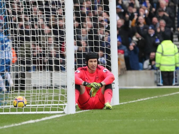 Petr Cech cúi đầu xin lỗi người hâm mộ Arsenal