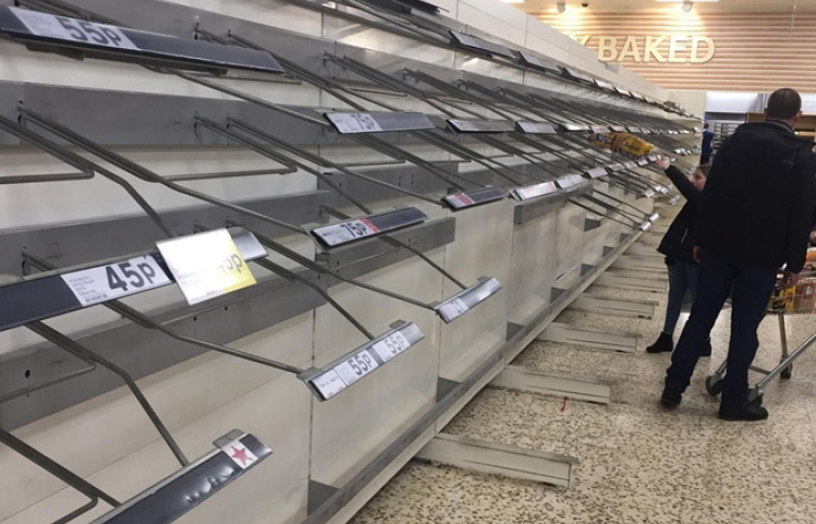 Hậu bão tuyết, nước Anh khan hiếm lương thực và nước uống