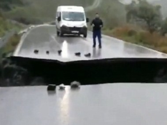 Tây Ban Nha: Đường gãy đôi làm giao thông đình trệ