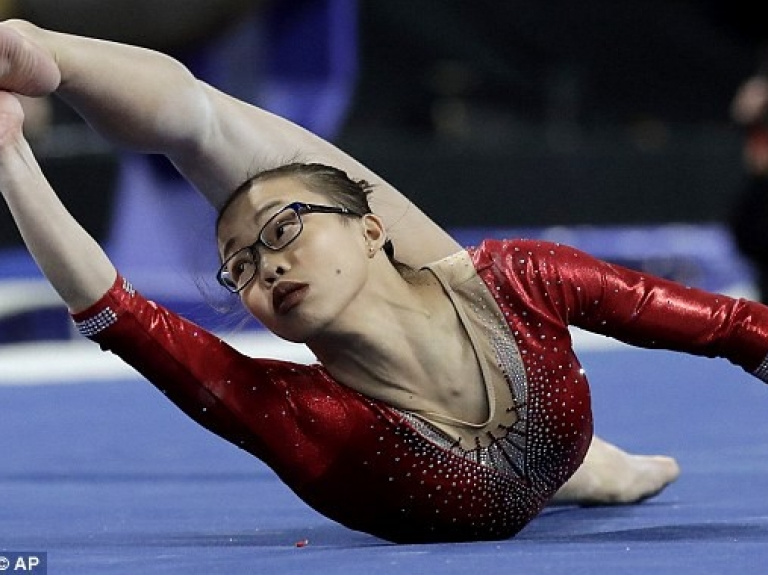 Đeo kính trình diễn thể dục nghệ thuật, vận động viên gây sốt