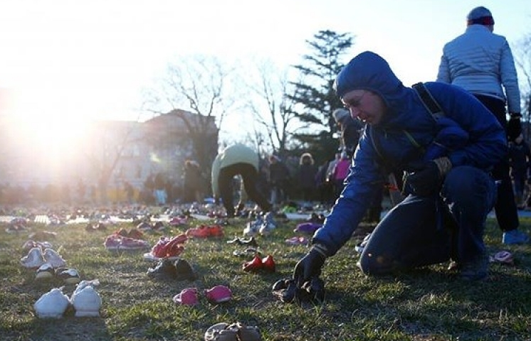 7.000 đôi giày trước tòa nhà Quốc hội Mỹ để cảnh báo bạo lực súng đạn