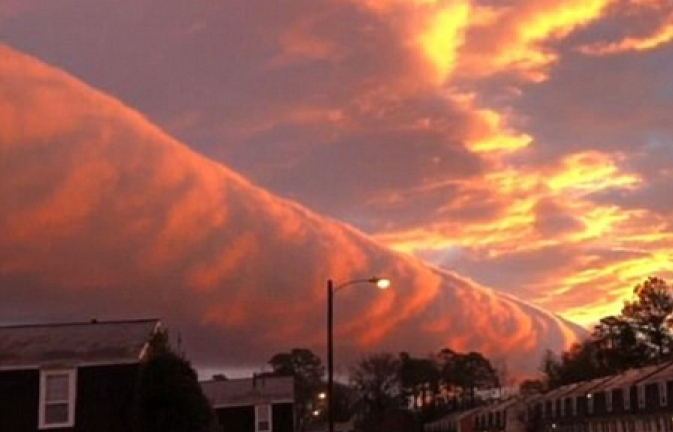 Người Mỹ ngỡ ngàng trước dải mây cuộn khổng lồ vắt ngang trời