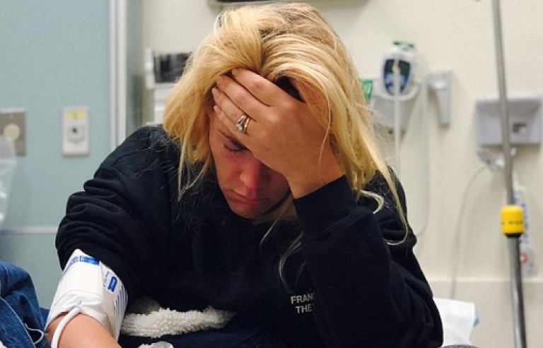 Mỹ: Bị bỏng giác mạc vì chụp hình 10 tiếng ngoài trời