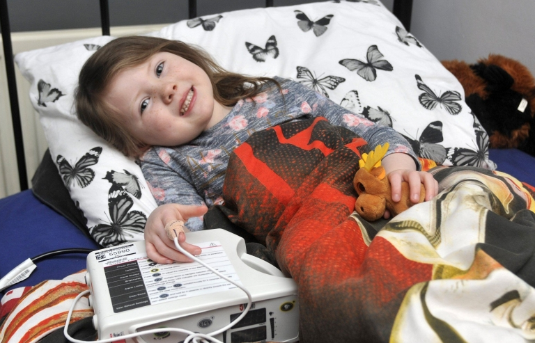 Anh: Bé gái ngừng thở 90 lần mỗi đêm