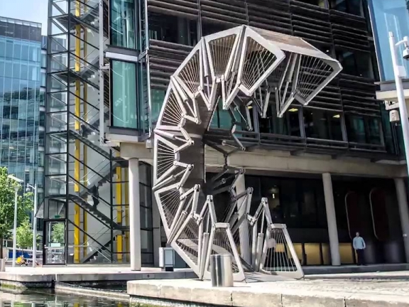 Cây cầu cuộn tròn “như con sâu” hút du khách ở thủ đô London