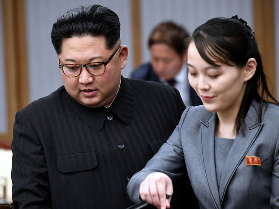 Cô Kim Yo-jong thường xuyên xuất hiện bên cạnh anh trai trong các sự kiện quan trọng. (Ảnh: AFP) Em gái nhà lãnh đạo Triều Tiên lại phản pháo 'cứng' Hàn Quốc, Tổng thống Biden sẽ không gặp Chủ tịch Kim?