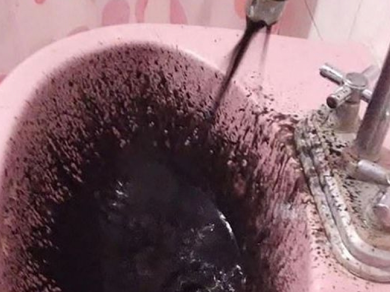 Venezuela: Sốc vì nước sinh hoạt đen sì, nghi bị nhiễm dầu thô