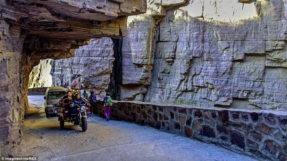 trung quoc duong ham xuyen nui dai 12km duoc dao bang tay suot 5 nam