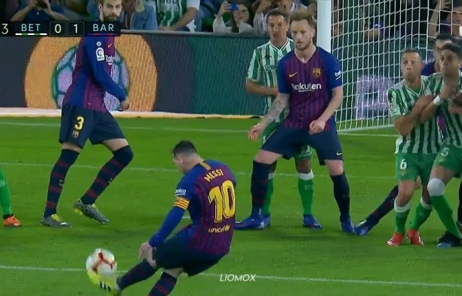 Tài sút phạt của Messi khiến Ronaldinho cũng phải ngả mũ