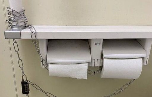 Nhật Bản: Dùng khóa chống trộm giấy vệ sinh giữa mùa dịch Covid-19