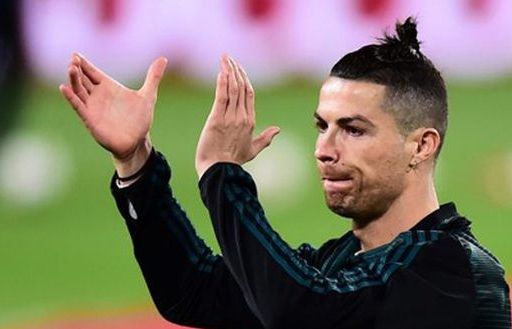 Thi đấu không có khán giả C.Ronaldo vẫn... bắt tay chào đón người hâm mộ