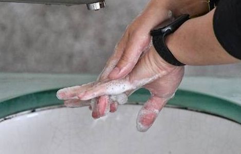 Phòng chống dịch Covid-19: Bước làm khô tay sau khi rửa có quan trọng?