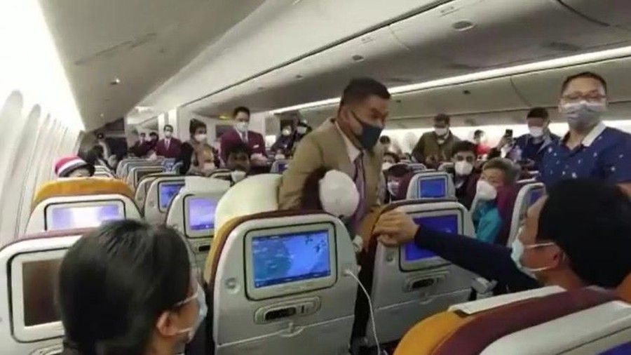 Cố tình ho vào tiếp viên hàng không, hành khách bị 'khóa đầu' co tinh ho vao tiep vien hang khong nguoi phu nu trung quoc bi khoa dau