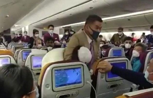 Cố tình ho vào tiếp viên hàng không, hành khách bị 'khóa đầu'