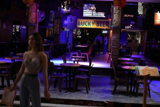 Thái Lan: 13 người dương tính với SARS-CoV-2 sau khi uống chung cốc, hút chung điếu thuốc