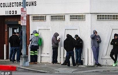 Người Mỹ hốt hoảng mua súng giữa nỗi lo dịch bệnh Covid-19