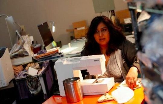 Hình ảnh người dân Mỹ dùng máy khâu làm vũ khí chống Covid-19