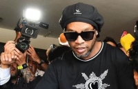 ronaldinho duoc ra tu sau 32 ngay bi giam giu