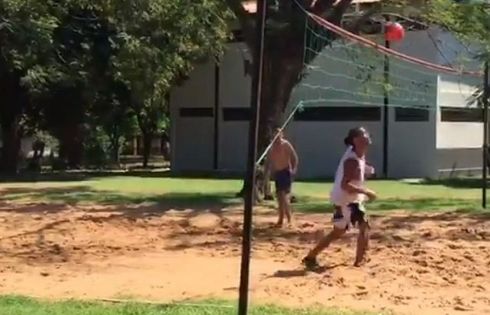 Ronaldinho thể hiện kỹ năng hoàn hảo khi chơi Piki Volley trong tù