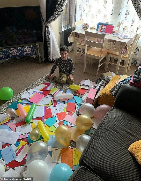 Cậu bé tự kỷ không bạn bè nhận được 714 thiếp chúc mừng sinh nhật từ cộng đồng mạng cau be tu ky vui mung nhan hon 700 tam thiep chuc mung sinh nhat