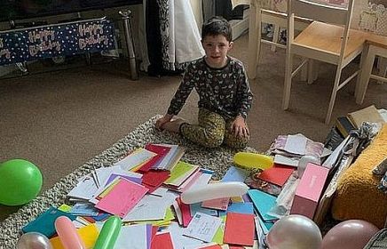 Cậu bé tự kỷ không bạn bè nhận được 714 thiếp chúc mừng sinh nhật từ cộng đồng mạng