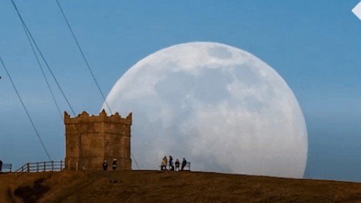 Khoảnh khắc siêu trăng trở nên khổng lồ khi gần Trái Đất nhất